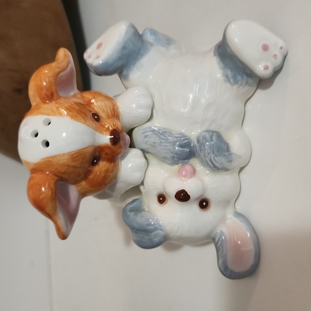 1990 enesco playing puppy's salt and pepper shacker set